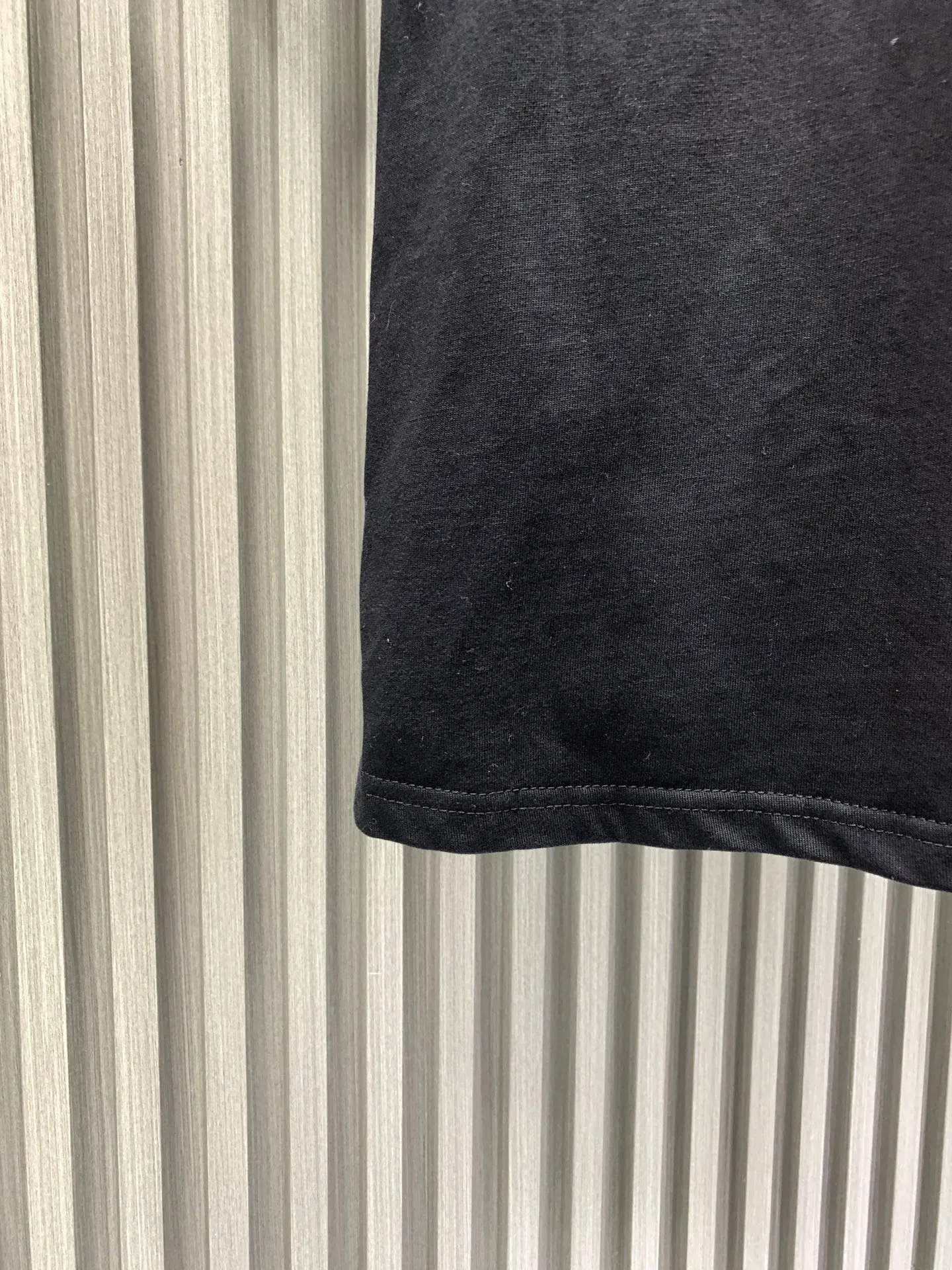🅿️230 🀄️ Louis Vuitton LOUIS VUITTON pure cotton short sleeves with silicone front and rear leather labels. Made of 100% pure cotton. 280g double-ply combed cotton fabric. This fabric is a must-have fabric for summer short sleeves. Cotton can make the upper body more three-dimensional and breathable. Polyester material allows the clothes to be worn for a long time and still maintain elasticity. The leather label is made of silicone synthetic leather label with the brand's iconic LOGO on the surface. The 3D three-dimensional embossing effect presents a high-end style. The back collar is marked with LV's iconic LOGO. This short-sleeved crew neck shirt is made of soft cotton. The VVN leather patch on the front is embossed with the LV Vers logo, telling the long heritage of the brand's leather goods series. The small LV leather patch on the rear completes the details.